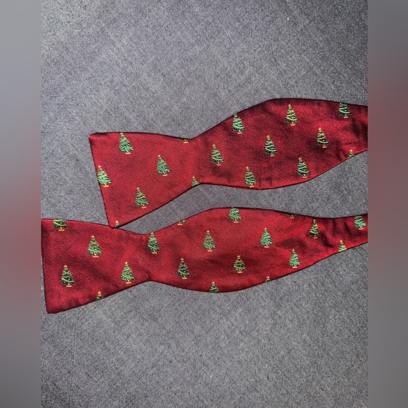 Christmas tree bow tie - Picture 2 of 3